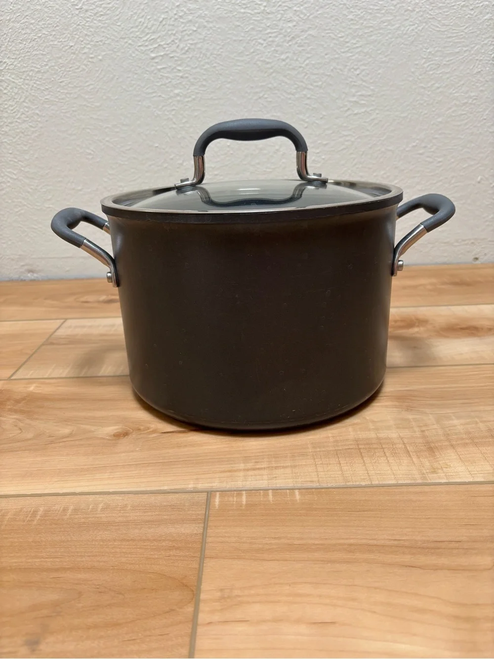 The Pampered Chef Stock Pot with Glass Lid and Soft-Grip Handles
